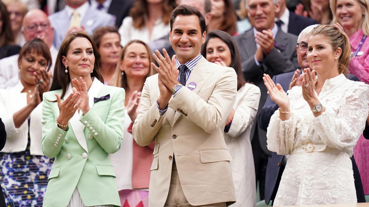 Roger Federer en el palco de la pista central de Wimblendom junto a la princesa de Gales y su mujer.