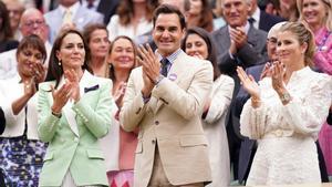 Roger Federer en el palco de la pista central de Wimblendom junto a la princesa de Gales y su mujer.