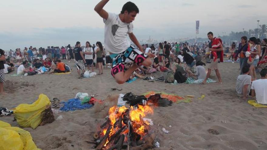 Los asistentes a la noche de San Juan en la playa de la Malva-rosa llegaron a la arena desde primera hora para realizar sus hogueras.