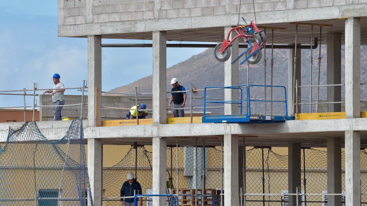 Operarios trabajan en la construcción de un edificio de viviendas.