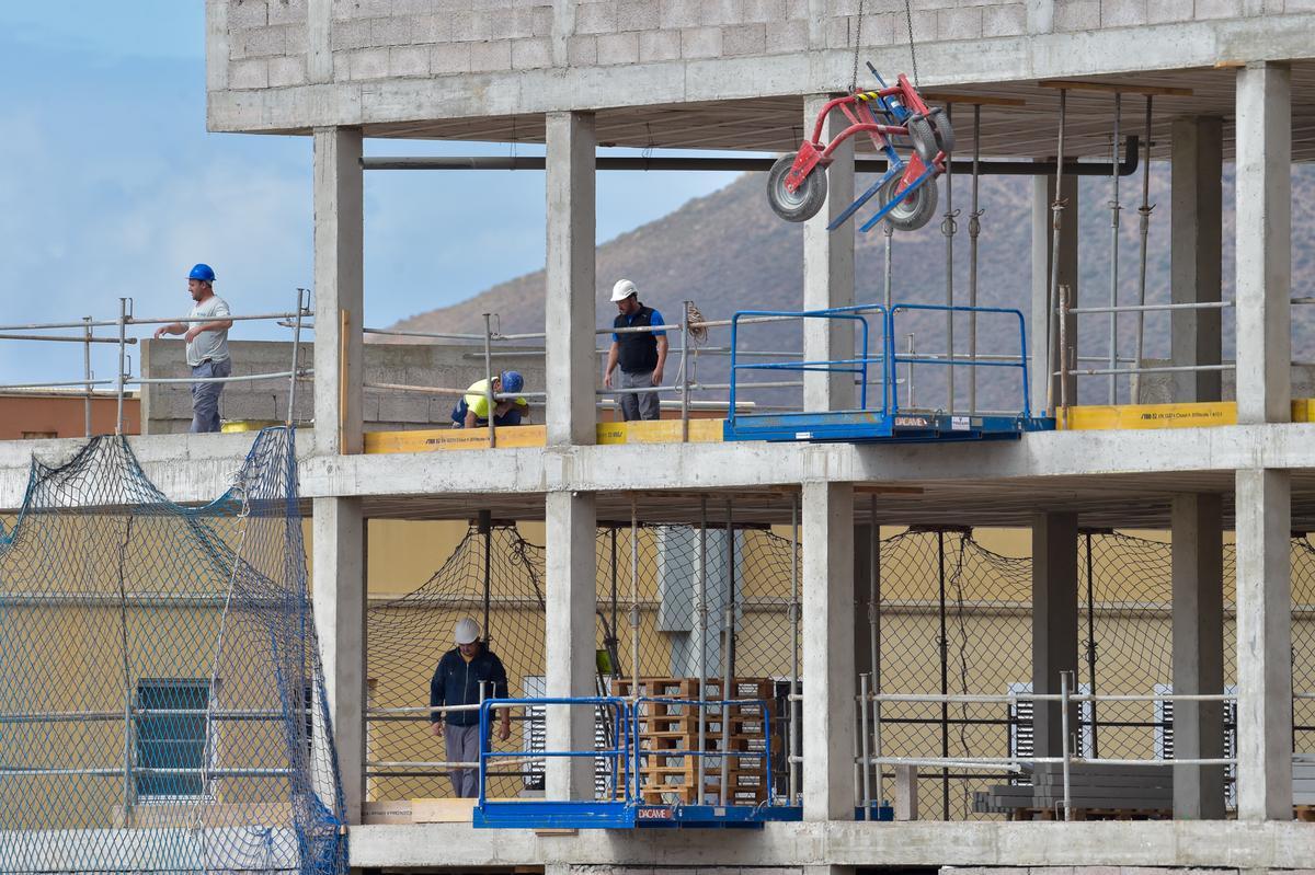 Operarios trabajan en la construcción de un edificio de viviendas.