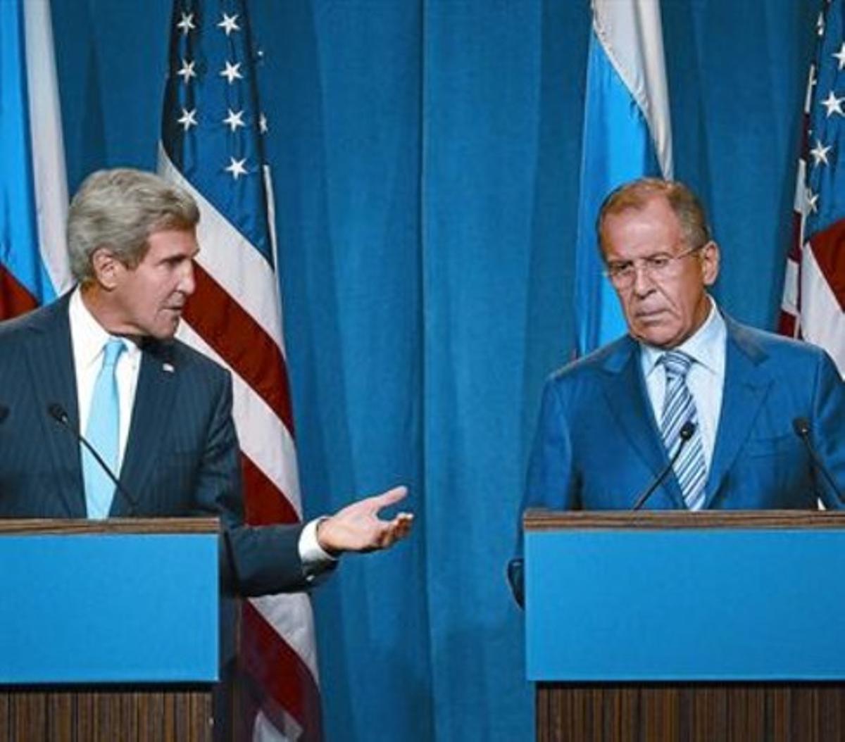 Kerry (esquerra) es dirigeix a Lavrov en la roda de premsa conjunta, ahir. Kerry (esquerra) es dirigeix a Lavrov en la roda de premsa conjunta, ahir.