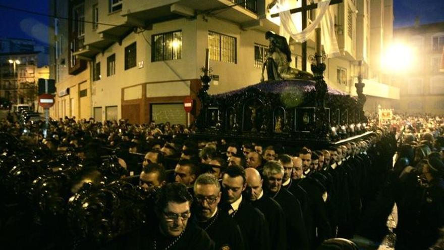 Hombres de trono de La Piedad el Viernes Santo.