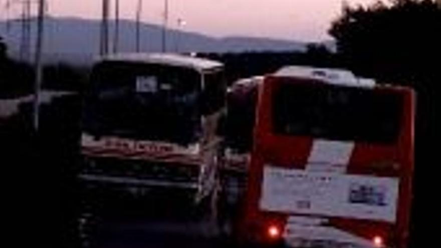 Inquietud vecinal por el peligro de los autobuses en el acceso a La Sierrilla