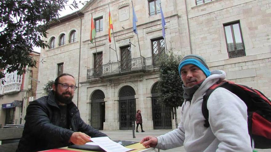 A la izquierda, Alfonso Miyares, durante la &quot;performance&quot;, junto a José Andrés Cabrero Junco, ayer.