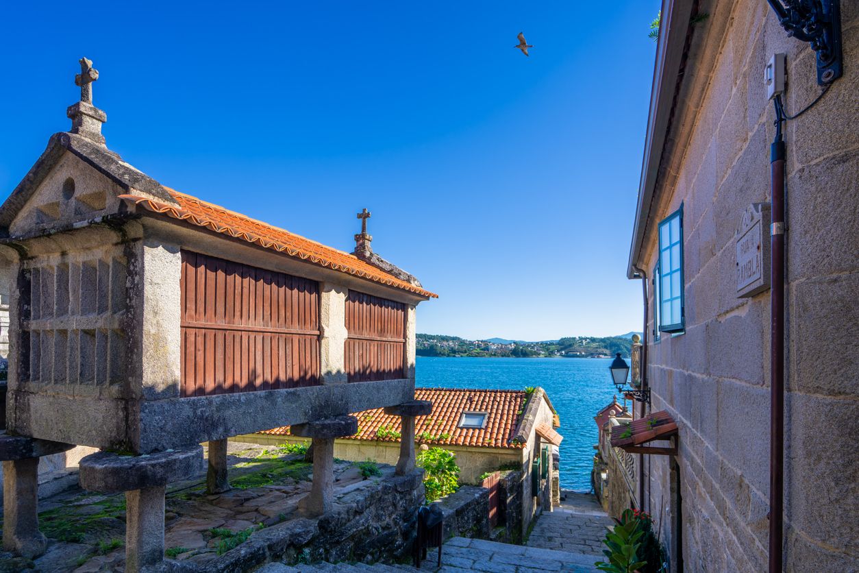Hórreos tradicionales en Combarro, Galicia