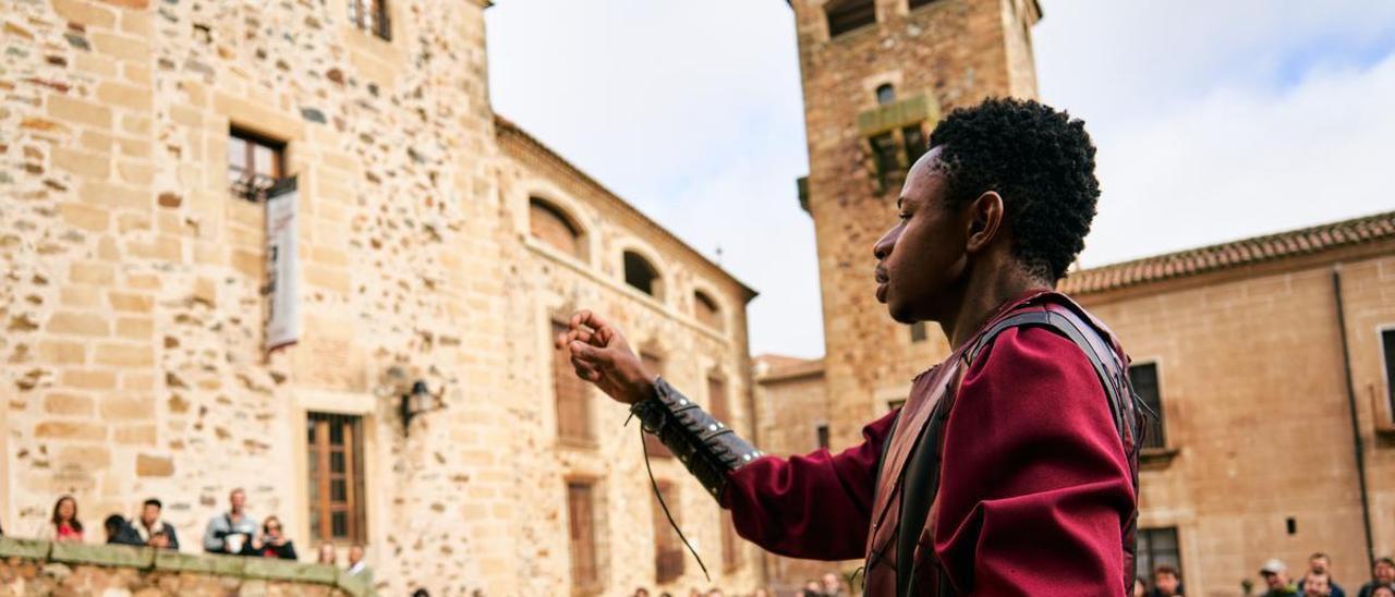 El evento &#039;City of Dragons&#039; congregó a numeroso público en Cáceres pese al mal tiempo.