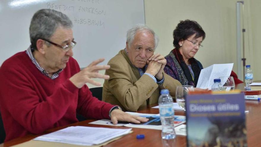 Francisco Palacios; el ponente, José Álvarez Junco, y Josefina Velasco.