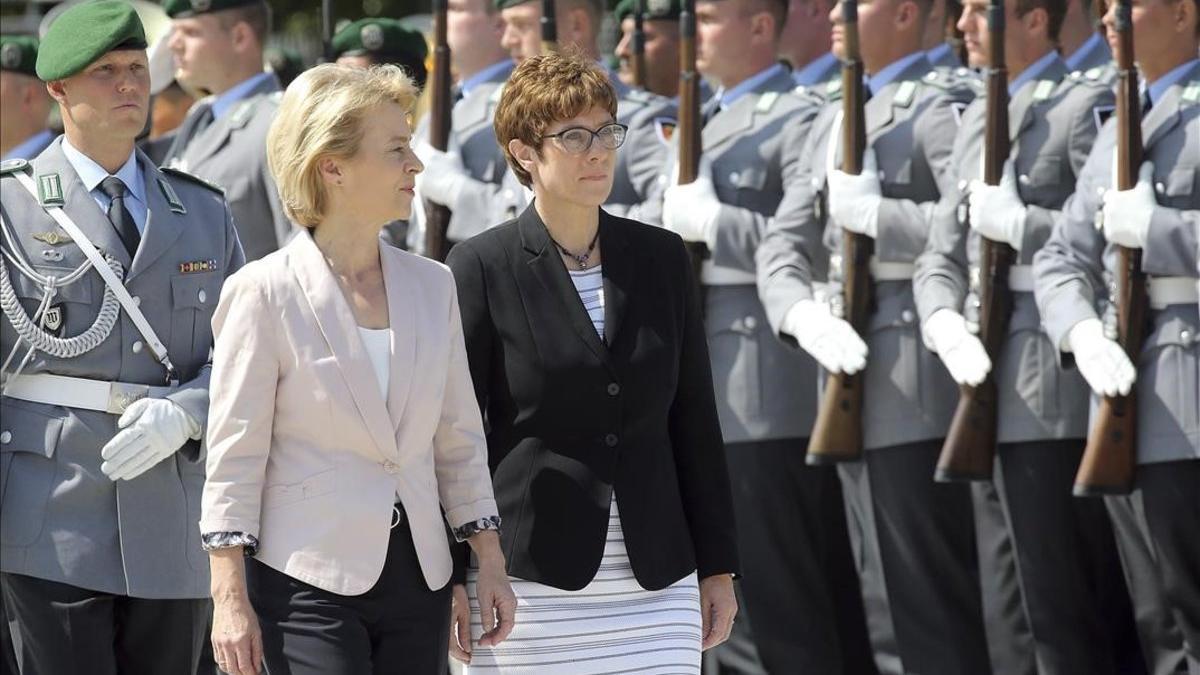 Ursula von der Leyen (izquierda) y su sucesora como ministra de Defensa en Alemania, Annegret Kramp-Karrenbauer, pasan revista a la Guardia de Honor en Berlín.