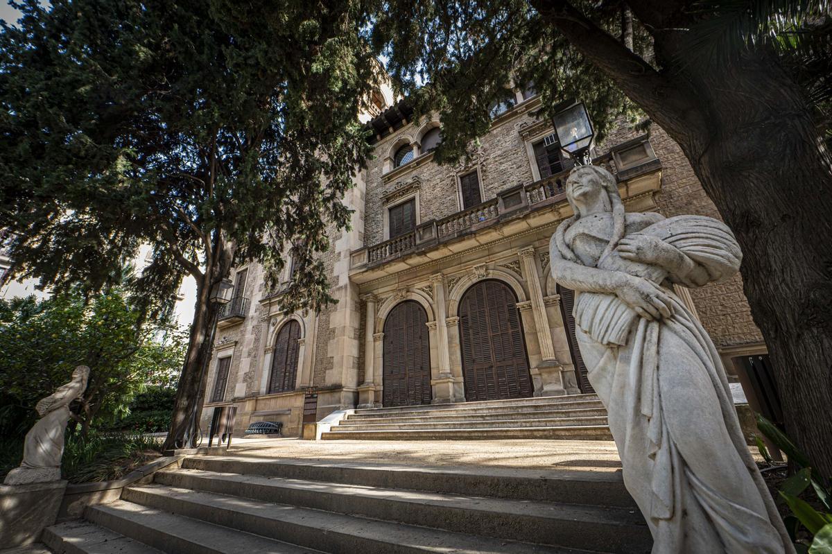 La fachada del palacete de la finca Muñoz Ramonet, en Barcelona.