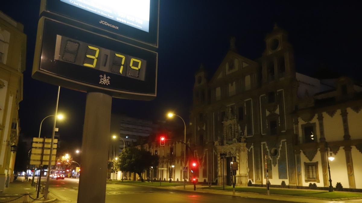 Un termómetro urbano marca 37 grados centígrados frente al Palacio de la Merced, en la noche del martes.