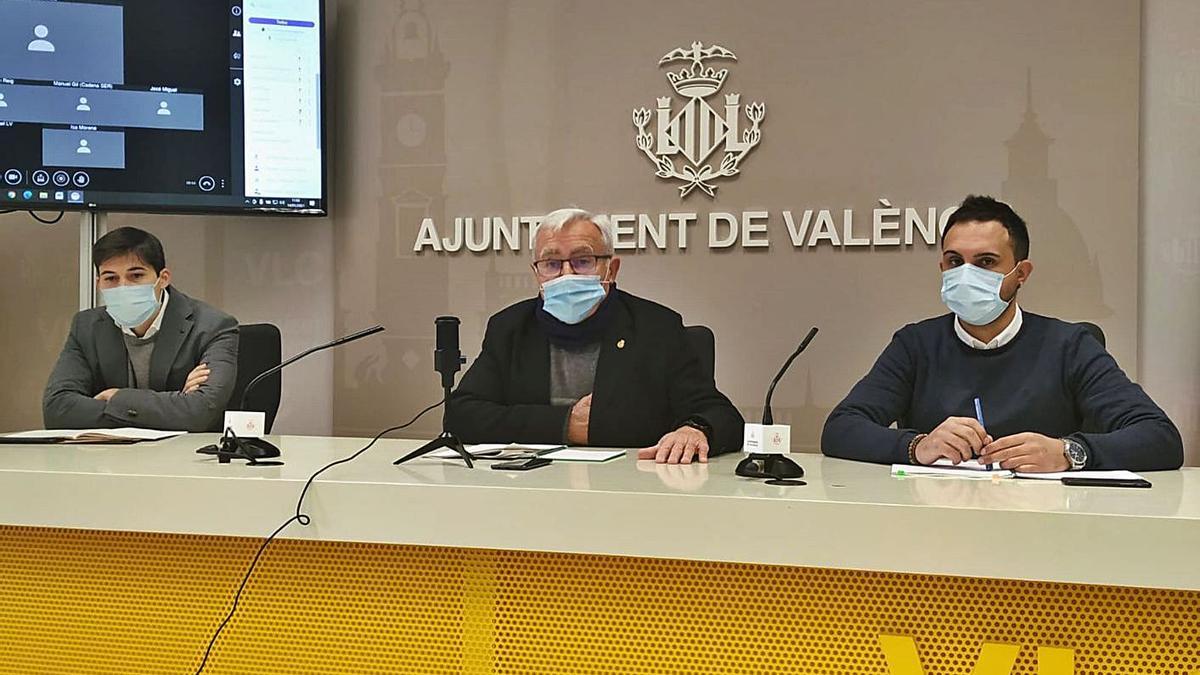 Borja Sanjuán, Joan Ribó y Alejandro Ramon presentaron ayer las bonificaciones del IBI. | LEVANTE-EMV