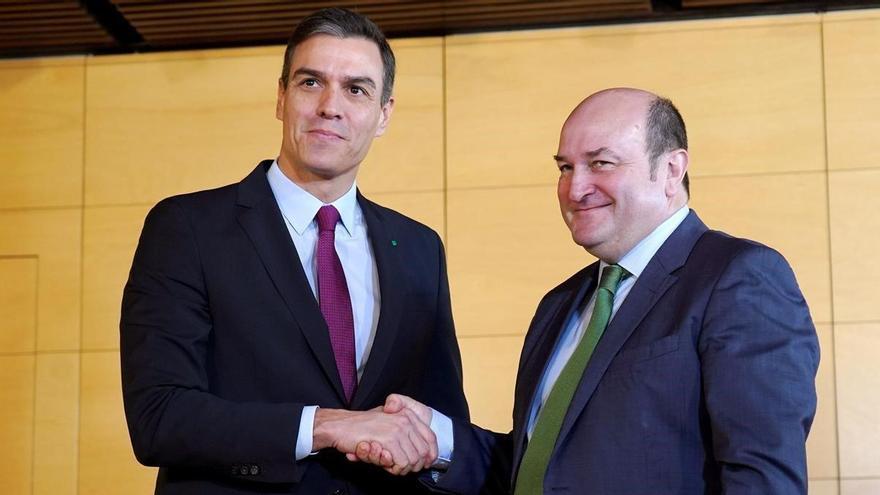Sánchez cede a Euskadi y Navarra la gestión del ingreso mínimo vital
