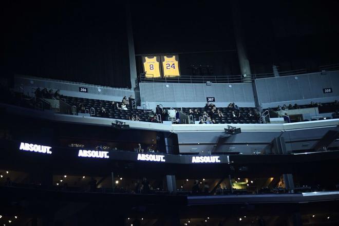 Las camisetas de Kobe Bryant retiradas en el Staples Center son colocadas una al lado de la otra e iluminadas con focos tras enmascarar las otras camisetas retiradas con cortinas.