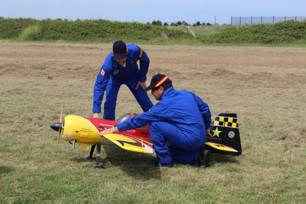 Exhibición de la patrulla de aeromodelismo del Ejército del Aire en Arnao