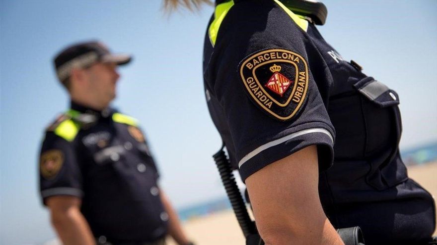 Els agents de la Guàrdia Urbana de Barcelona a la platja.