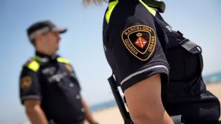 Surrealista detención en Barcelona de un hombre medio desnudo que escapaba de una fiesta por el balcón de una vecina