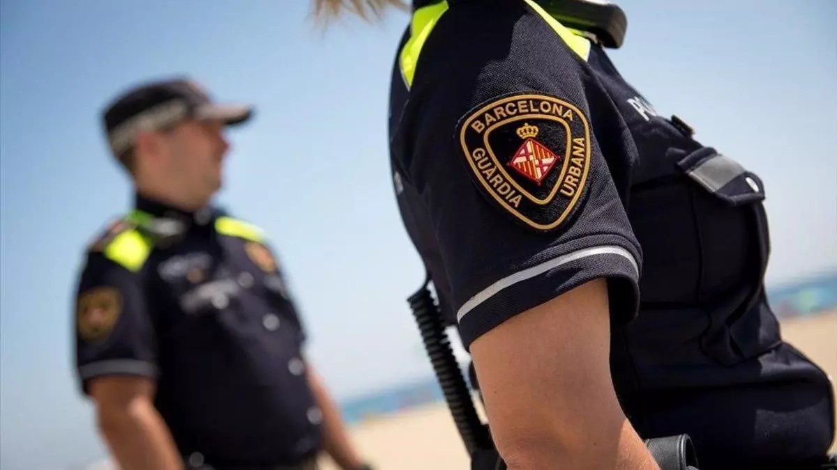 Surrealista detención en Barcelona de un hombre medio desnudo que escapaba de una fiesta por el balcón de una vecina