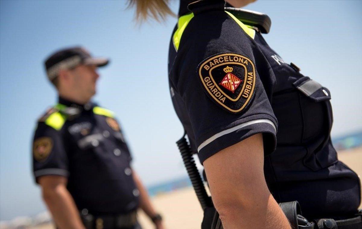 Dos agentes de la Guardia Urbana de Barcelona en la playa.