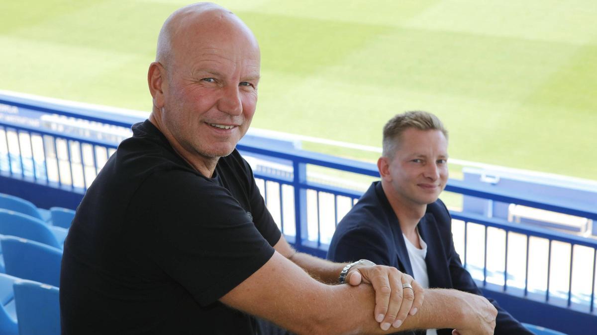 Ingo Volckmann y Patrick Messow, director general y deportivo, en el Estadio Balear