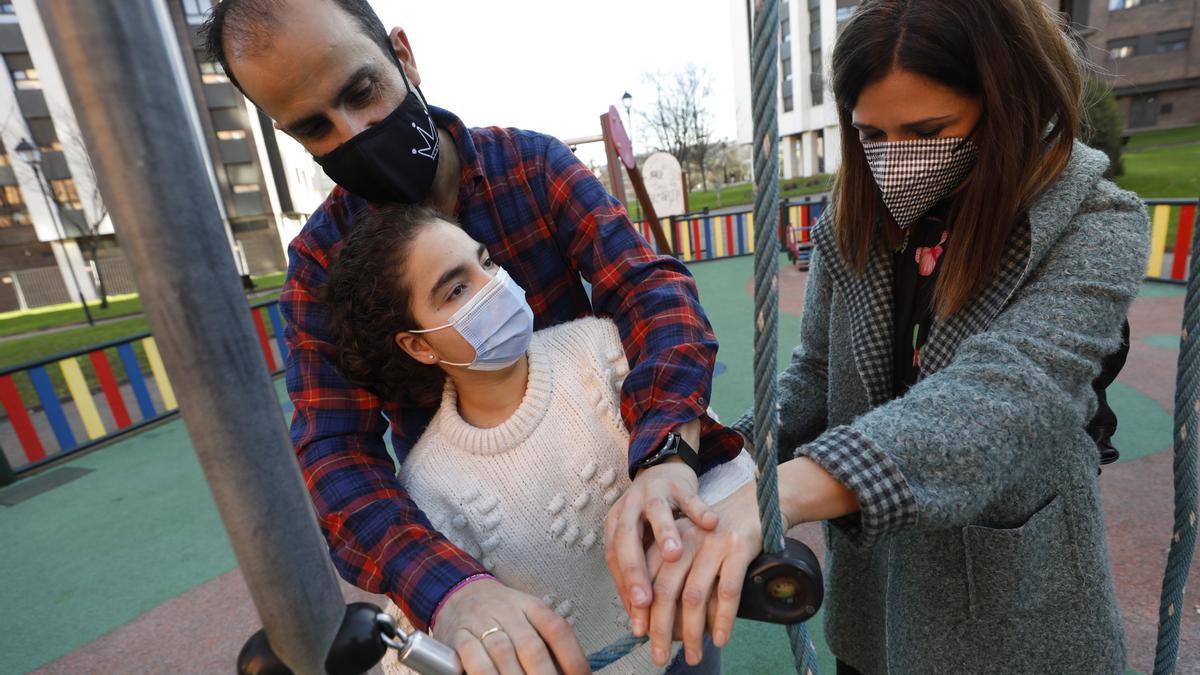 Gonzalo Fernández, Julia Fernández y Silvia González en el parque