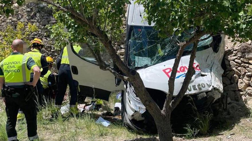 Herido grave un conductor al precipitarse su furgoneta por un desnivel de 20 metros en Sella