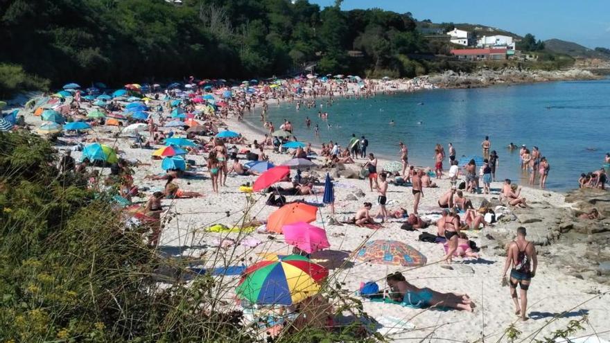 La playa repleta de gente en Ons. // G. Núñéz