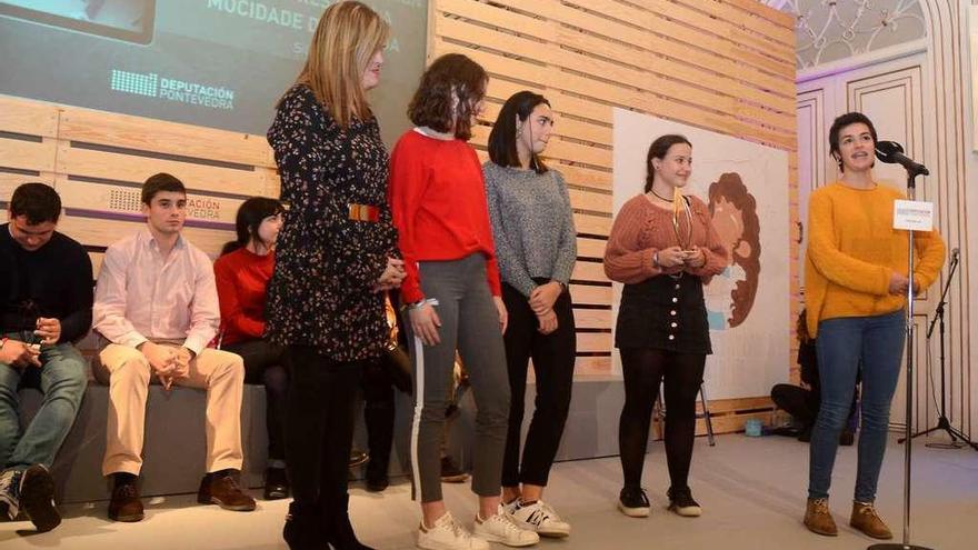 Alumnas do IES Pintor Colmeiro ao recoller o seu premio de mans de Digna Rivas. // Rafa Vázquez