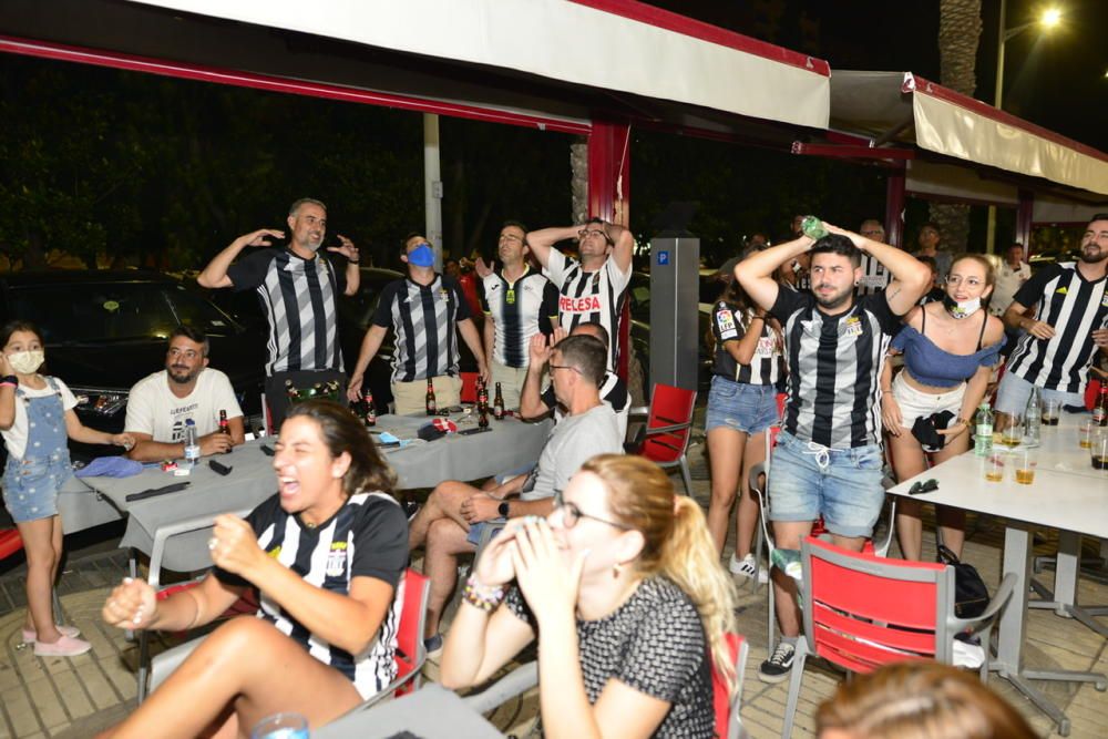 Ambiente: Los aficionados del FC Cartagena se reúnen para ver el partido