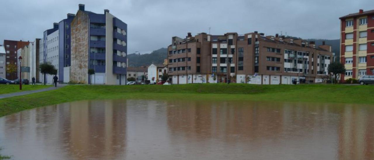 Una inundación en el casco urbano de Villaviciosa. | LNE