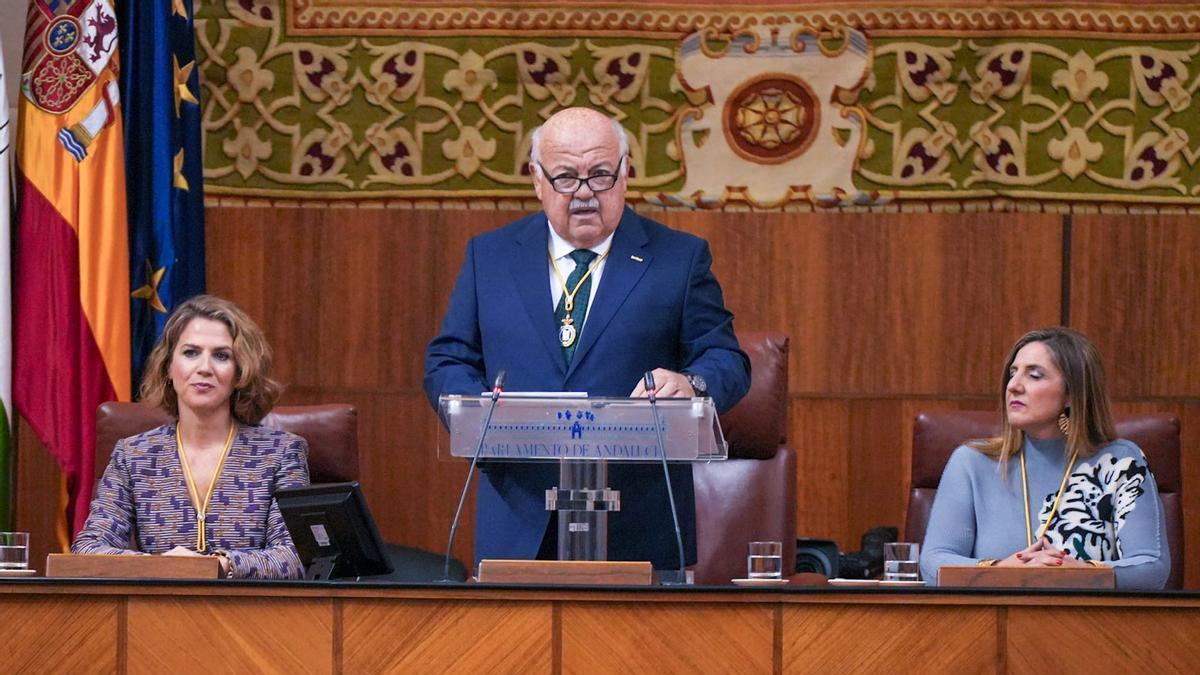 El presidente del Parlamento andaluz, Jesús Aguirre, interviene en el Pleno institucional con motivo del 28F