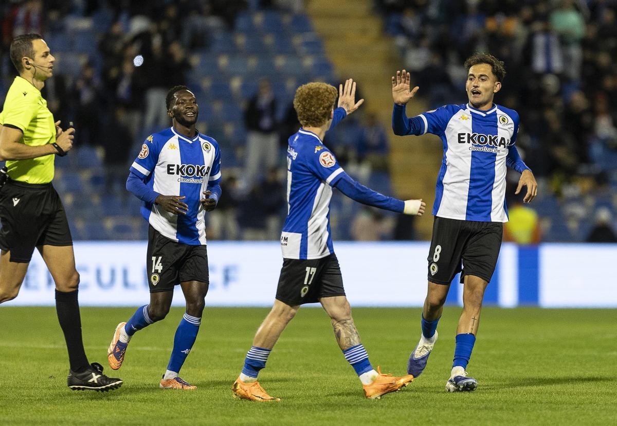 Jeremy de León y CArlos MAngada se felicitan dentro de la cancha durante un partido del Hércules.