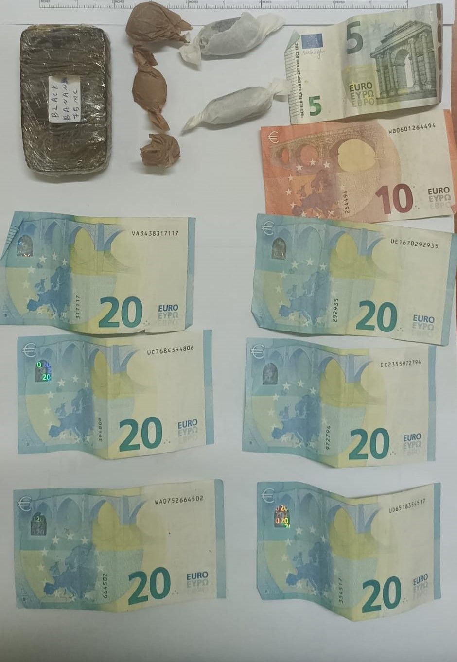 Droga y dinero intervenido en una de las detenciones en el sur de Tenerife.