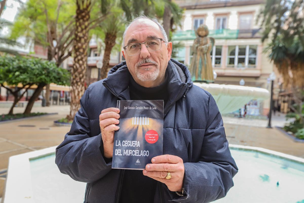 José Antonio Corrales posa con su nueva novela en la Glorieta.