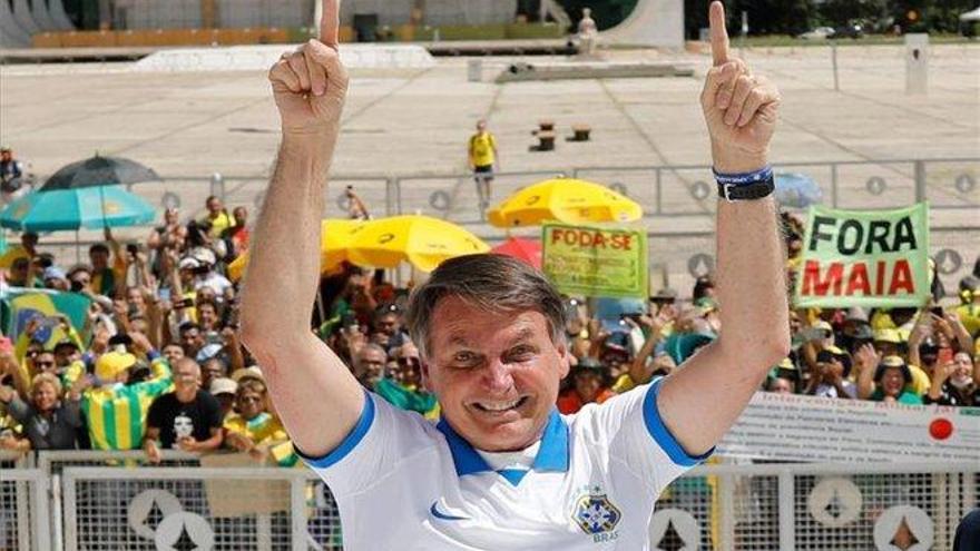 En medio de la pandemia, Bolsonaro encabeza una marcha en favor del cierre del Congreso