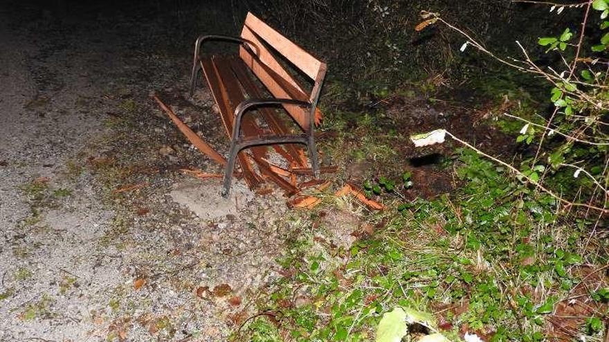 Destrozan dos bancos en San Roque (Llanes)