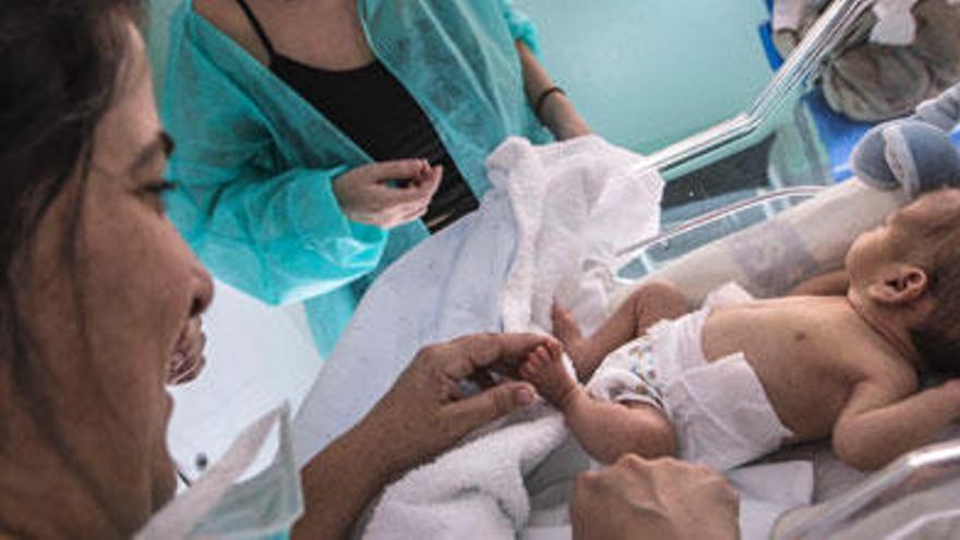 Dos matronas atienden a un neonato en el hospital de Son Llàtzer.