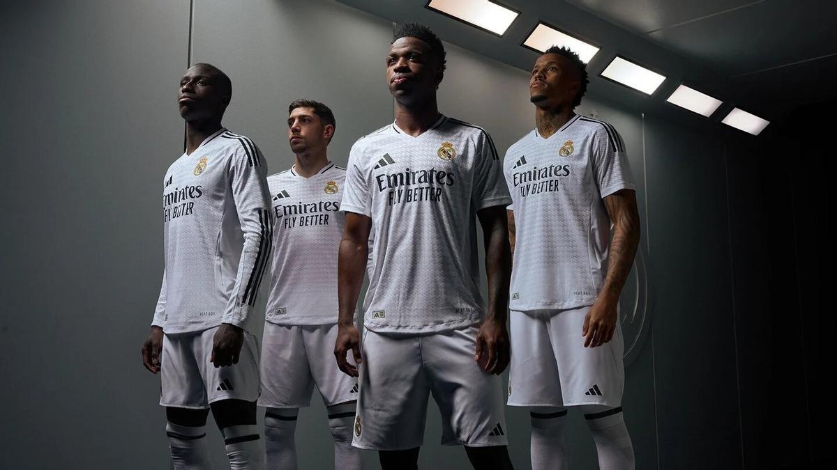 Mendy, Valverde, Vinicius y Militao, jugadores del Real Madrid, en la imagen de presentación de las camisetas para la temporada 2024/2025.