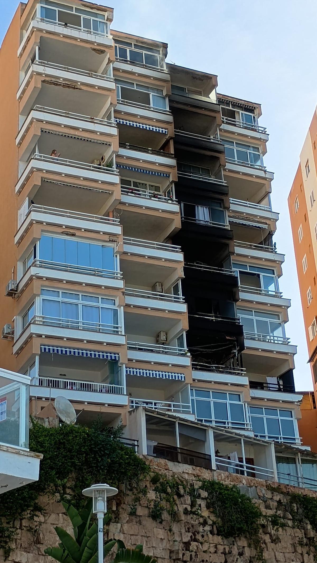 FOTOS | Mueren dos personas en un incendio en un bloque de viviendas de Magaluf FOTOS | Mueren dos personas en un incendio en un bloque de viviendas de Magaluf