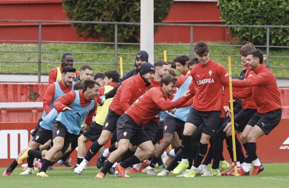 Los jugadores rojiblancos, en Mareo. | MARCOS LEÓN