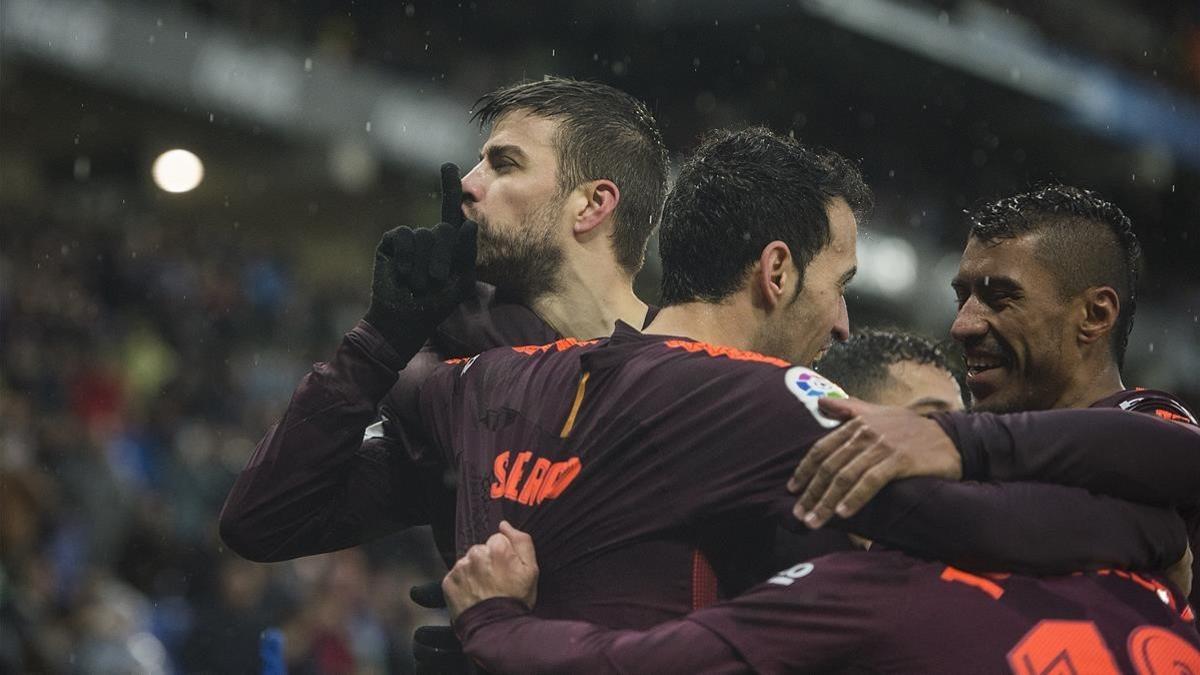 Piqué manda callar a la afición del Espanyol.