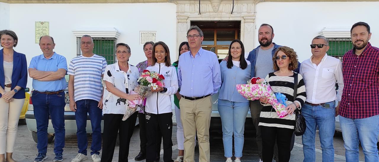 Fátima Ouhaddou, sexta persona por la izquierda, sostiene un ramo de flores en el reconocimiento que ha recibido en el Ayuntamiento de Aguilar de la Frontera.