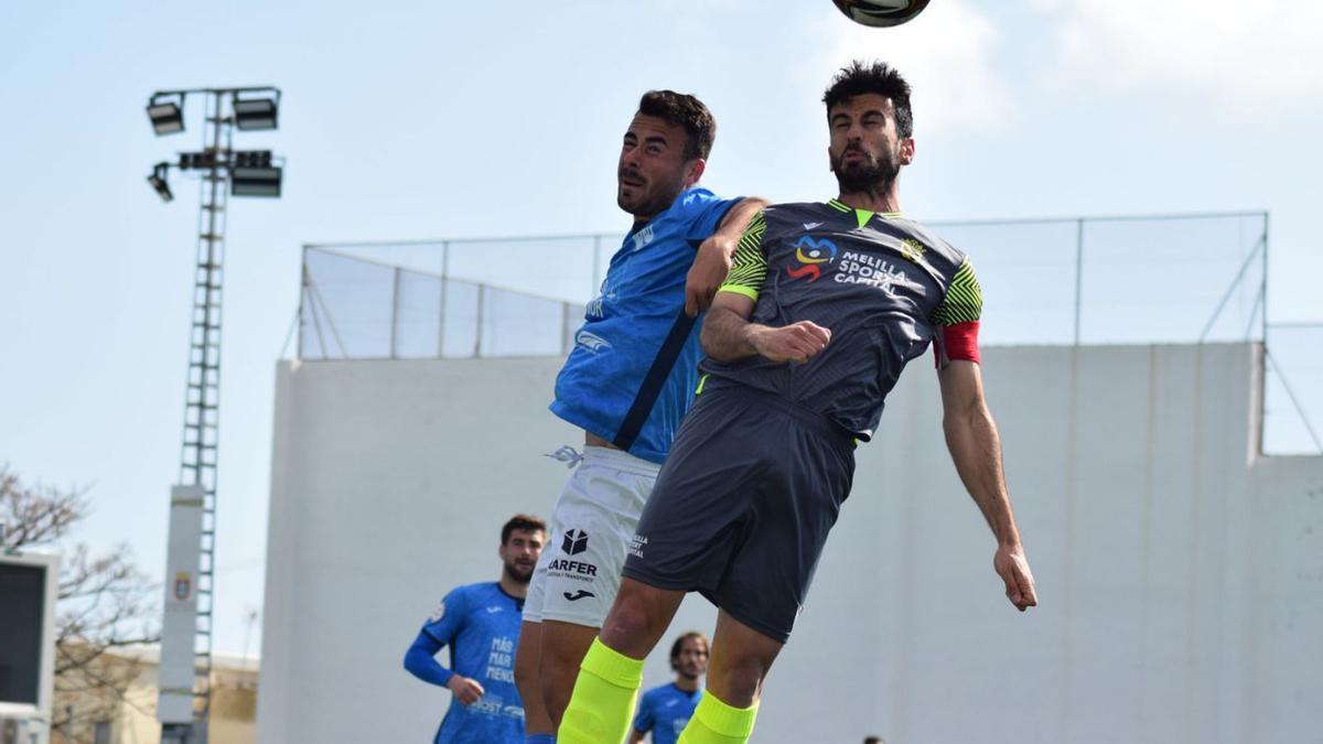 Andrés Silvente y Borja saltan a por el balón. | MAR MENOR FC