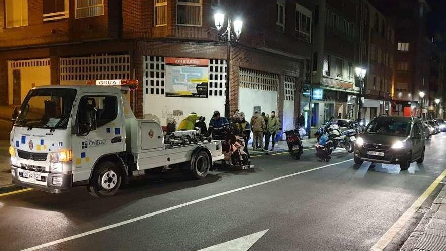 Dos heridos leves tras un choque entre motos en la calle Argañosa