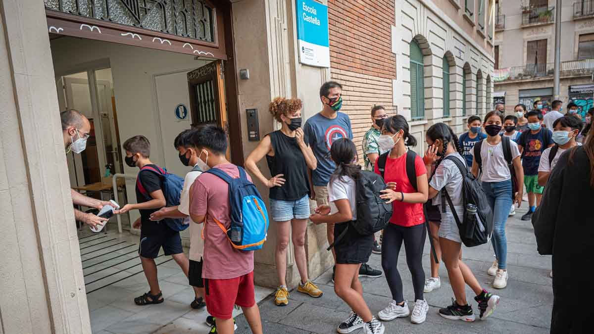 Alumnos entran a su escuela, el CEIP Castella