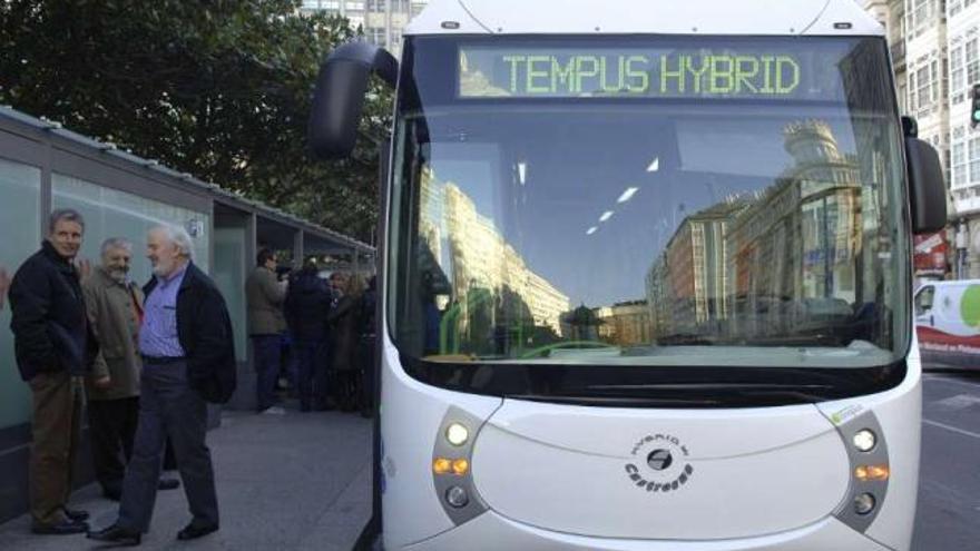 El bus híbrido, el 2 de febrero, en su primer día en funcionamiento, en la plaza de Pontevedra. / fran martínez