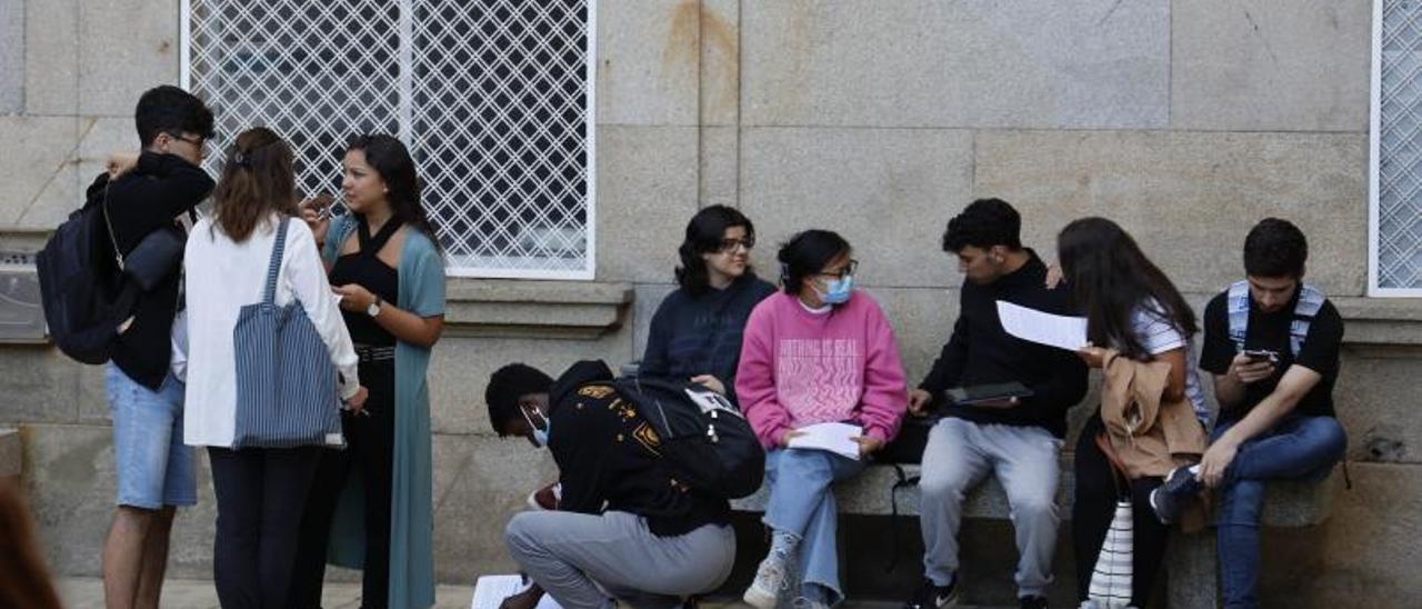 Alumnos de Bachillerato, a la espera para sus exámenes de ABAU.