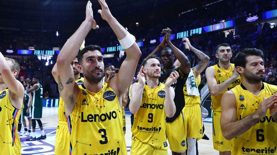 Los jugadores del Lenovo, con Fernández en primer término, saludan a la afición tras la victoria del domingo. | | E. COBOS