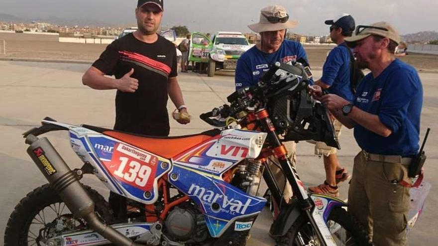 Javier Álvarez, pasando los controles previos con su moto en Lima antes de correr hoy el Dakar.
