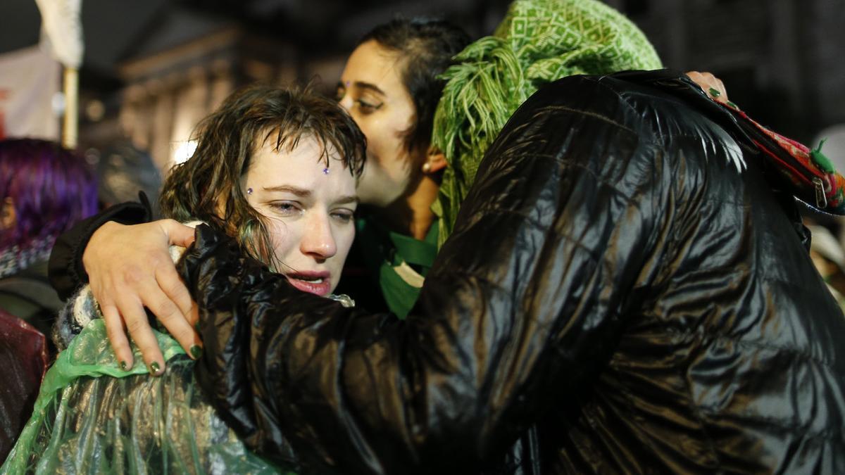 Decepción y tristeza de varias partidarias de la despenalización del aborto tras conocerse la decisión del Senado.